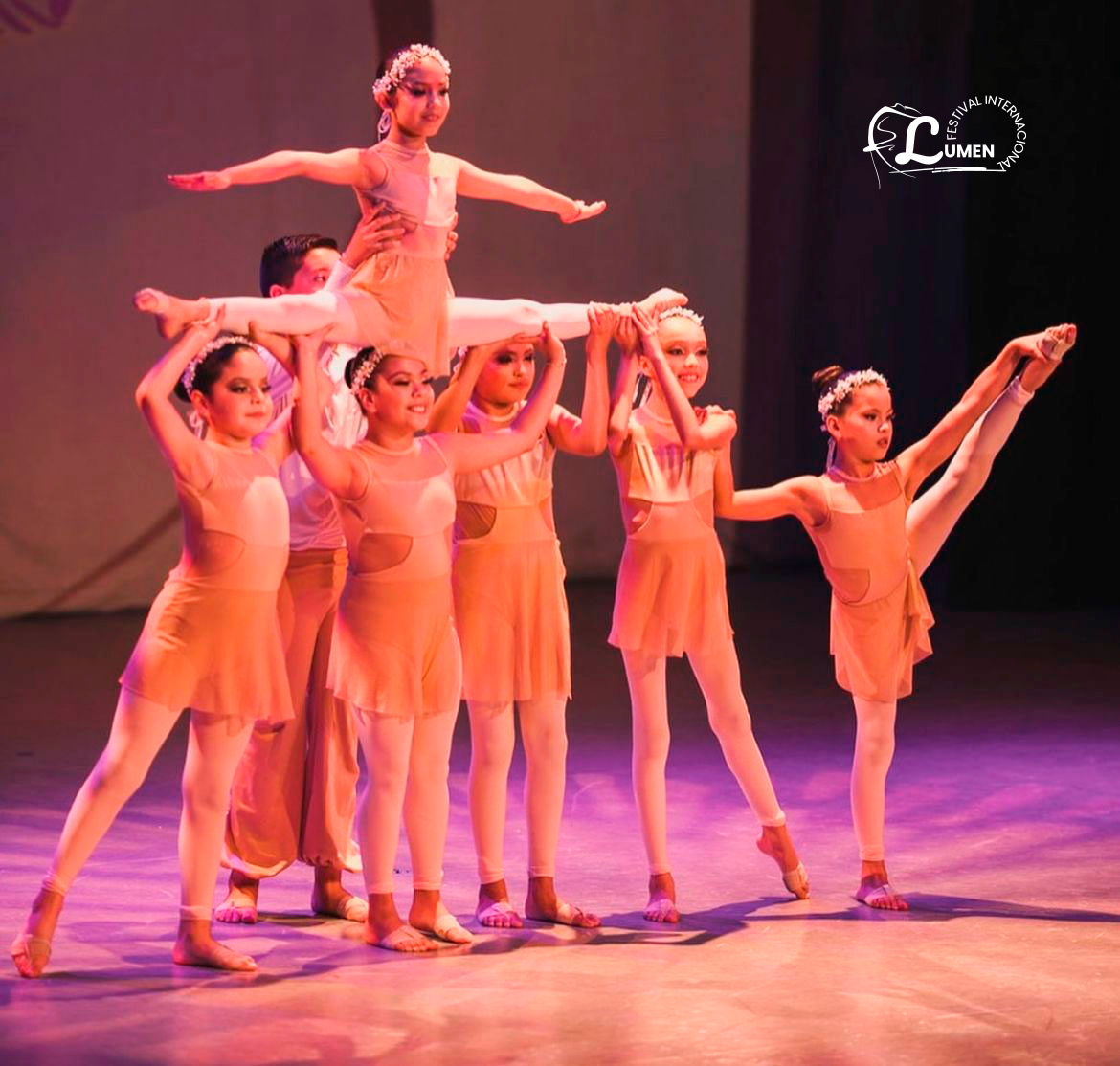 Bailarina contemporánea en salto final